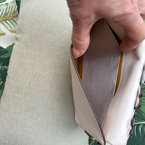 NWT - Coach COURIER WRISTLET/CLUTCH WITH FLORAL APPLIQUÉ (COACH 834) BRASS/CHALK - Picture 4 of 11